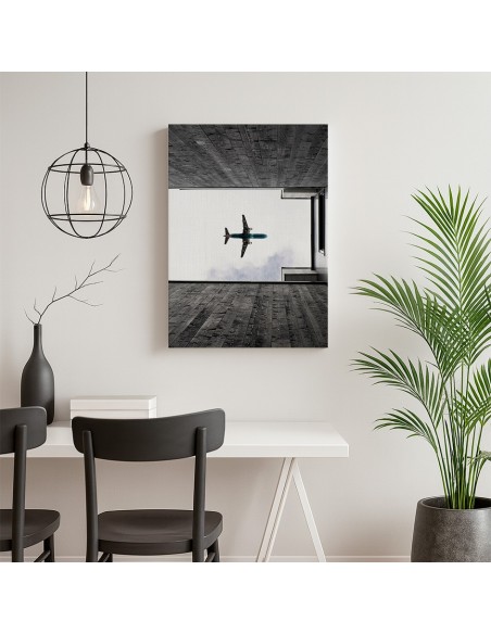 Vuelo Entre Muros – Cuadro Decorativo en Lienzo Canvas